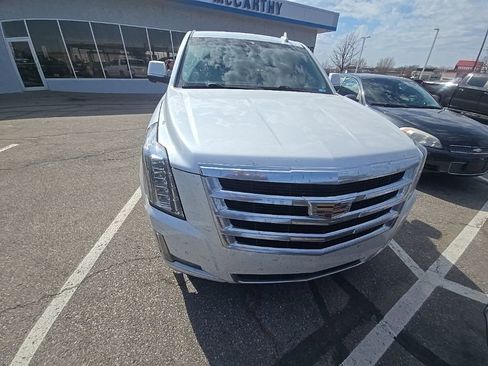 Used 2016 Cadillac Escalade ESV Premium image 2