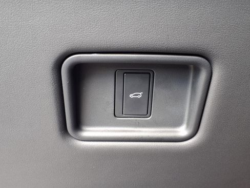 Used 2025 Land Rover Range Rover Sport SE image 9