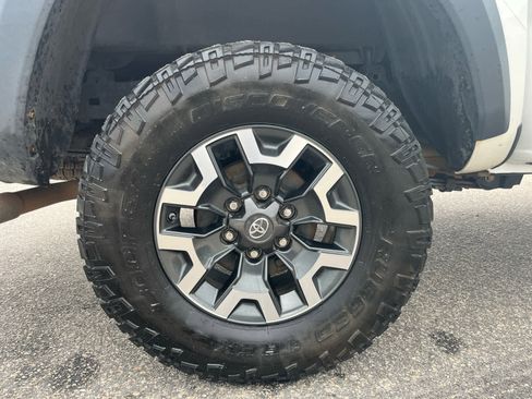 Used 2019 Toyota Tacoma TRD Off-Road AWD/4WD image 31