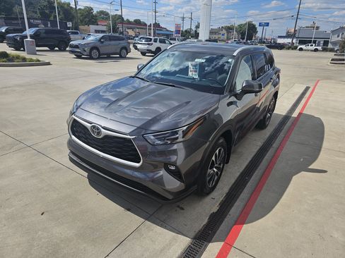 Used 2022 Toyota Highlander XLE image 11