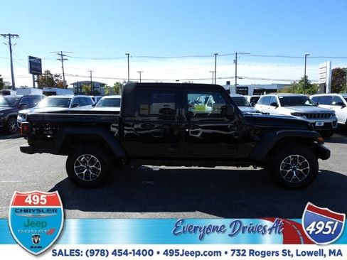 New 2025 Jeep Gladiator Sport image 7