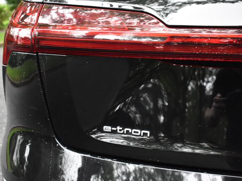 Used 2021 Audi e-tron Premium w/ Convenience Plus Package image 17