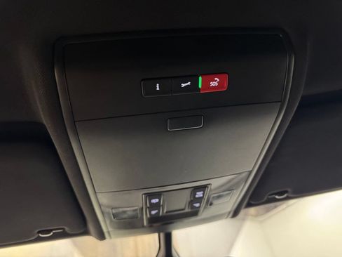 Used 2022 Volkswagen Atlas Cross Sport SE FWD image 31
