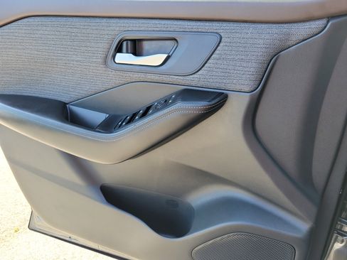 Used 2023 Nissan Rogue SV image 19