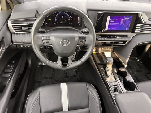Used 2025 Toyota Camry SE image 12