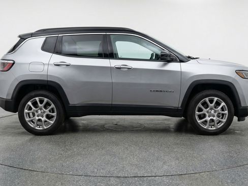Used 2025 Jeep Compass Limited image 11
