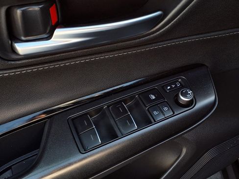 Certified 2021 Toyota Venza LE w/ Carpet Mat Package (TMS) image 18