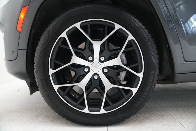 Used 2023 Jeep Grand Cherokee Summit AWD/4WD image 8