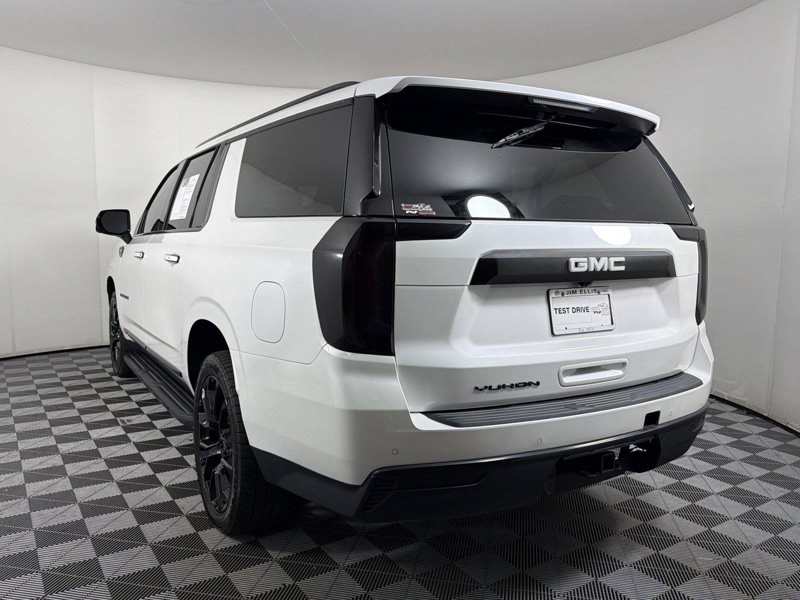 Used 2023 GMC Yukon XL SLT w/ SLT Premium Package AWD/4WD image 4