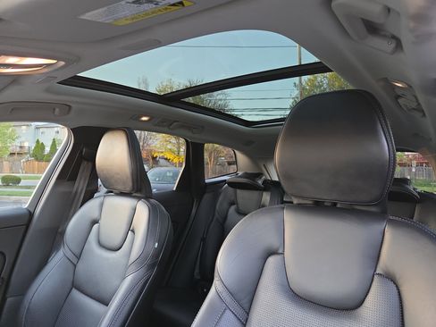 Used 2022 Volvo XC60 B6 Inscription w/ Climate Package image 22