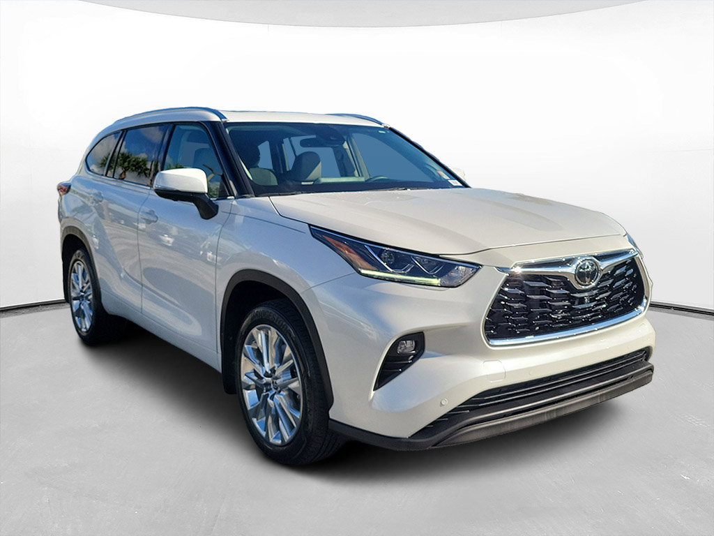 Used 2024 Toyota Highlander Limited FWD image 3