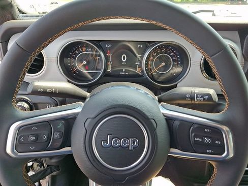 Used 2023 Jeep Gladiator Overland AWD/4WD image 19