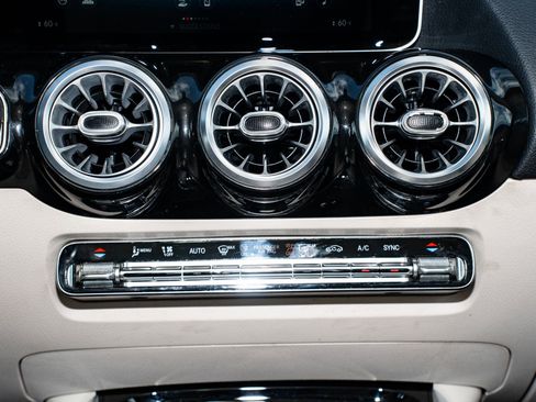 Used 2021 Mercedes-Benz GLA 250 w/ Premium Package image 24