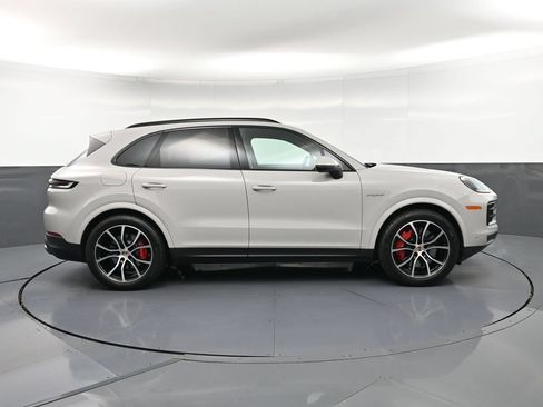 Certified 2025 Porsche Cayenne S AWD/4WD image 9