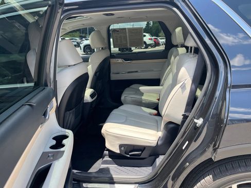 Used 2024 Hyundai Palisade Limited FWD image 32