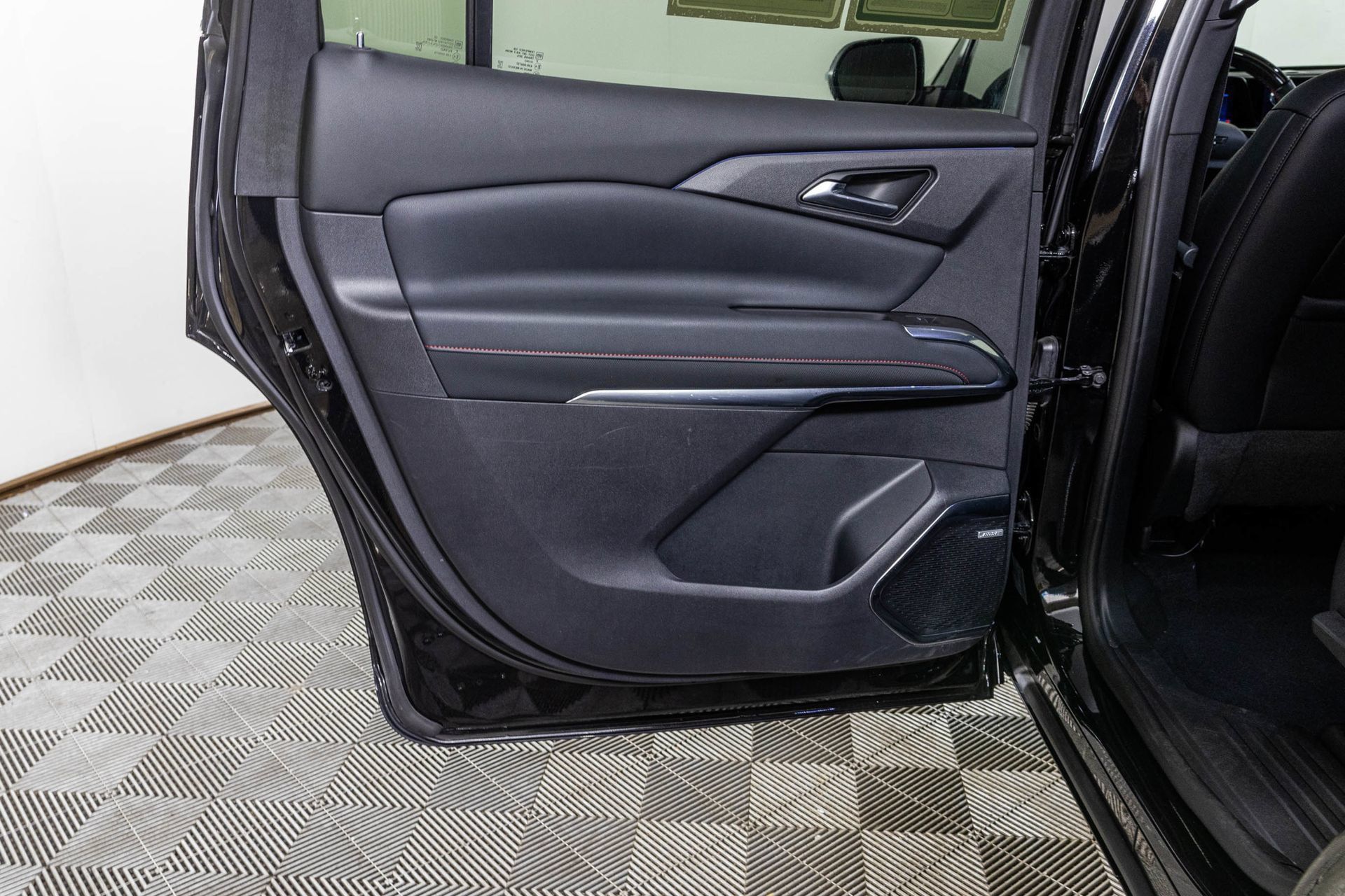 Used 2024 Chevrolet Traverse RS FWD image 45
