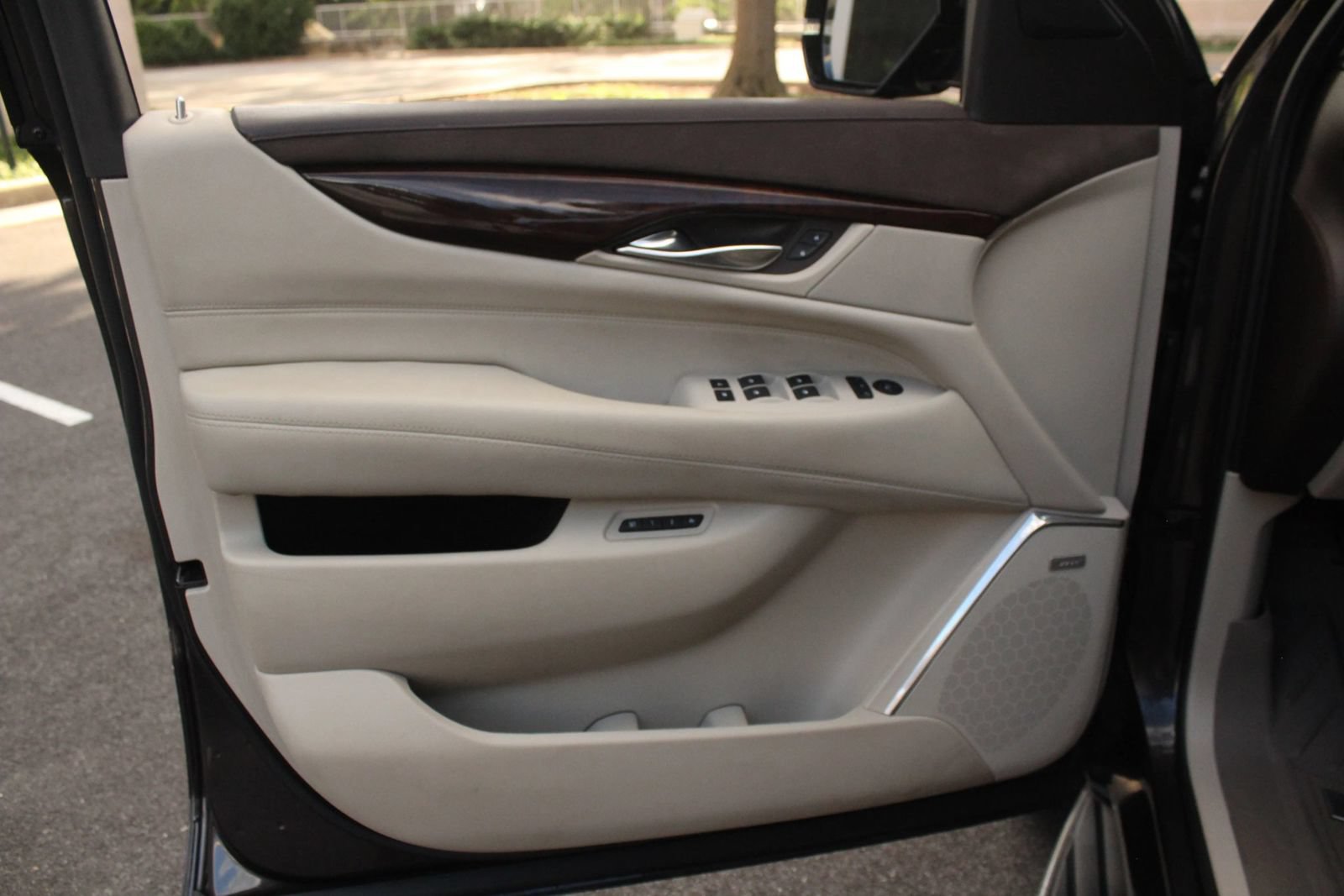 Used 2016 Cadillac Escalade Luxury AWD/4WD image 15