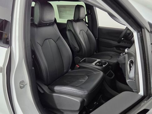 New 2026 Chrysler Pacifica Select FWD image 34