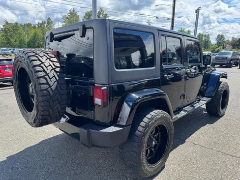Used 2018 Jeep Wrangler Unlimited Sahara AWD/4WD image 8