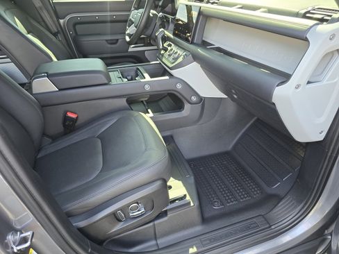 Used 2023 Land Rover Defender 130 S image 35