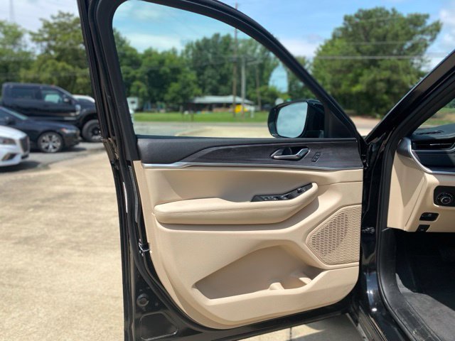 Used 2025 Jeep Grand Cherokee Limited RWD image 19