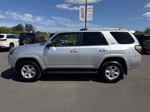 Used 2020 Toyota 4Runner SR5 AWD/4WD image 5