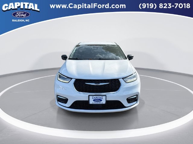 Used 2025 Chrysler Pacifica Select FWD image 3