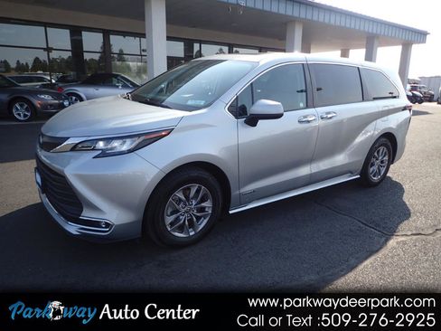 Used 2021 Toyota Sienna XLE image 1