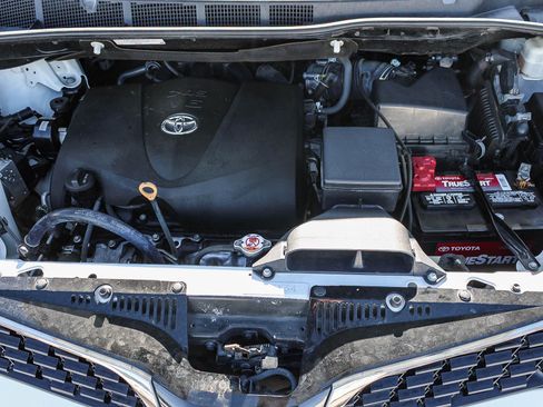 Used 2020 Toyota Sienna SE w/ Carpet Mat Package image 27