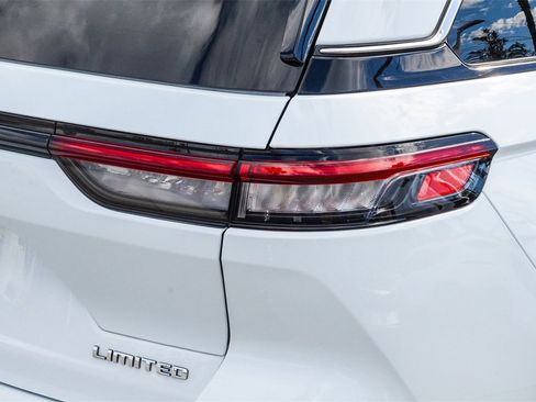 Used 2023 Jeep Grand Cherokee Limited w/ Luxury Tech Group II image 7