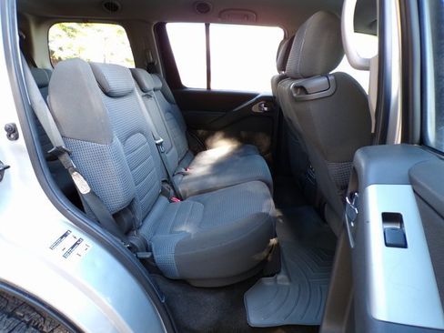 Used 2005 Nissan Pathfinder SE Off-Road image 11