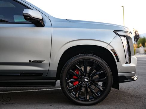 Used 2025 Cadillac Escalade V w/ LPO, ONYX Package AWD/4WD image 17