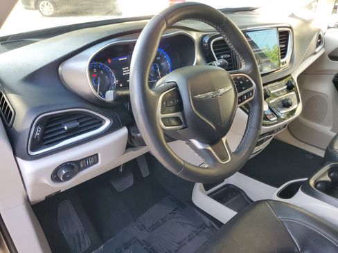 Used 2022 Chrysler Pacifica Touring-L image 17