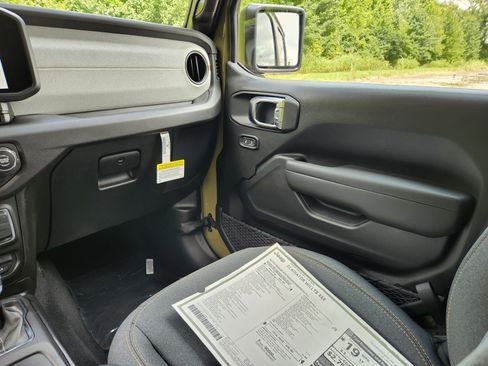 New 2025 Jeep Gladiator Willys image 21