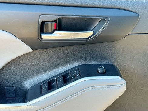 Used 2022 Toyota Highlander XLE image 22