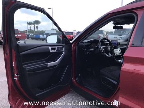 Used 2022 Ford Explorer XLT image 11