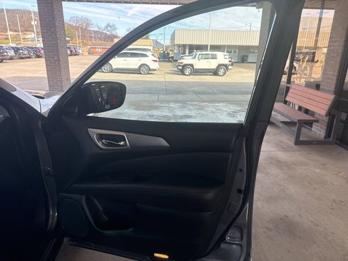 Used 2019 Nissan Pathfinder SL image 15