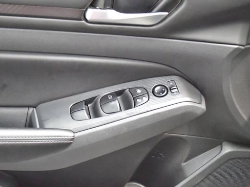 Used 2025 Nissan Altima 2.5 SV FWD image 15