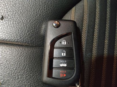 Used 2020 Toyota Camry SE image 32