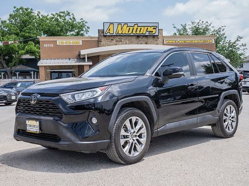 Used 2021 Toyota RAV4 XLE Premium FWD image 9