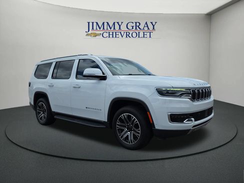Used 2022 Jeep Wagoneer Series III RWD image 7