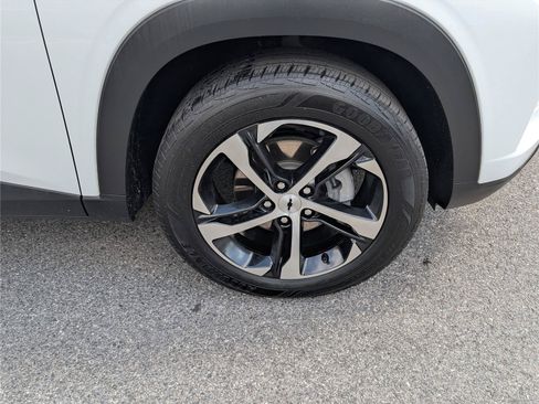 Used 2025 Chevrolet Trax RS w/ Sunroof Package FWD image 9