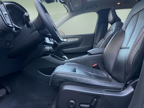 Used 2023 Volvo XC40 B5 Plus image 17