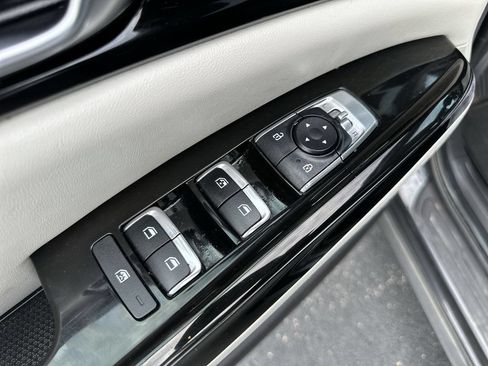 Used 2024 Kia Carnival EX FWD image 19