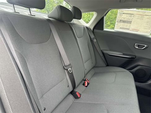 New 2025 Kia K4 LXS image 24