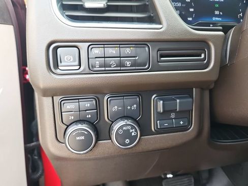 Used 2024 Chevrolet Suburban Z71 w/ Luxury Package AWD/4WD image 17