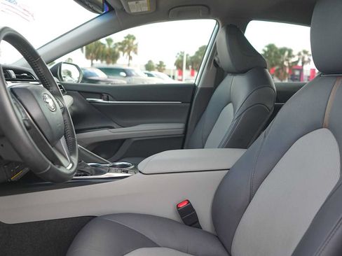 Used 2020 Toyota Camry XLE FWD image 11
