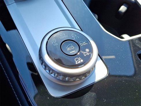 New 2025 Mitsubishi Outlander SE image 17