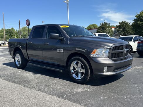 Used 2017 RAM 1500 Express RWD image 2