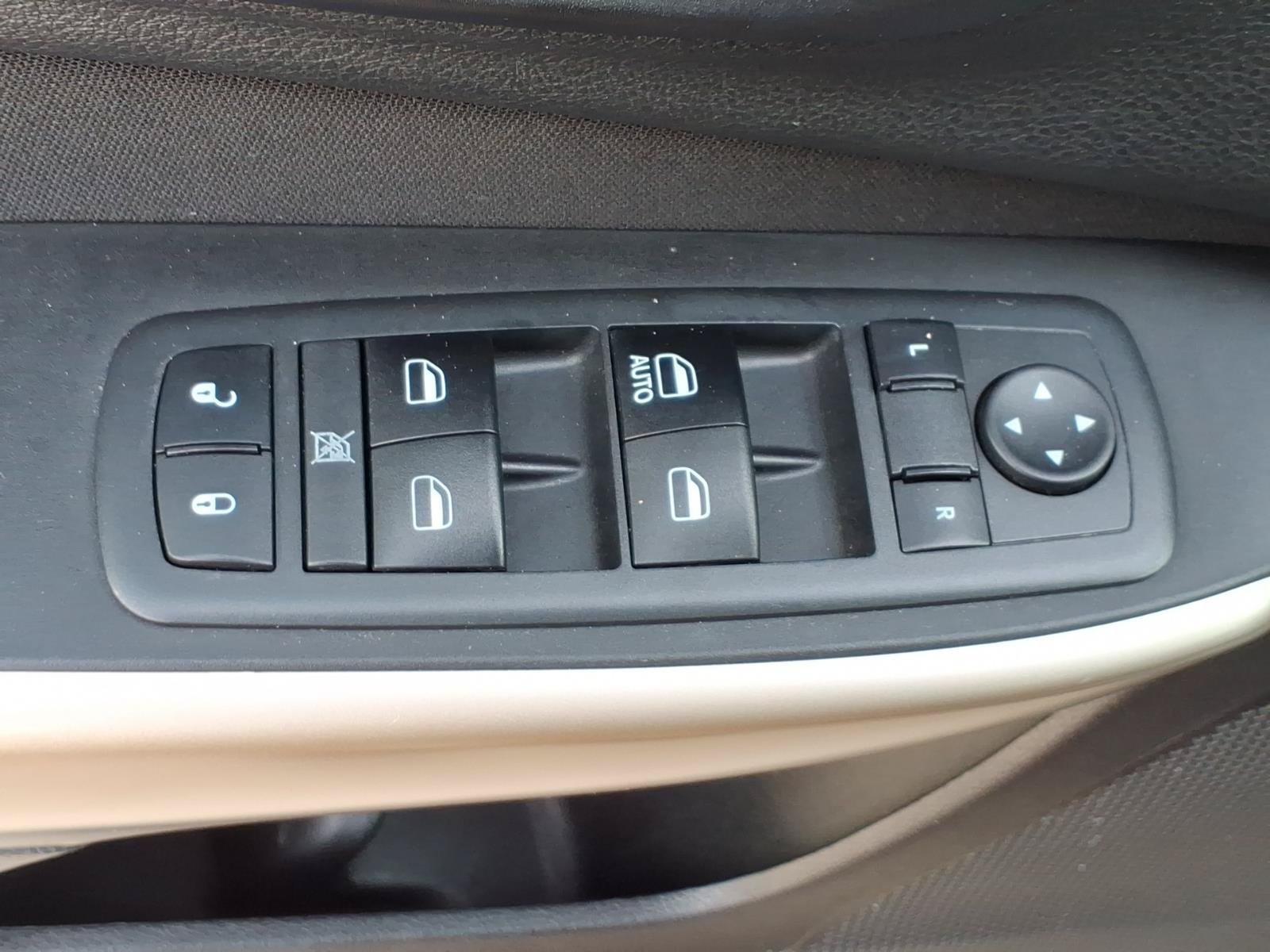 Used 2018 Jeep Cherokee Latitude w/ Altitude Package FWD image 16